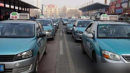 济南出租车高峰期一车难求，份子钱成行业痼疾，究竟去向何方？