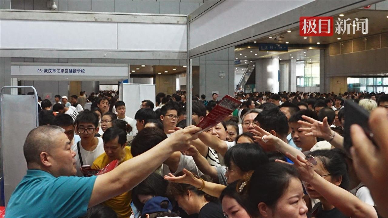 武汉首届中职专场招生咨询会举行！新政下5万人次现场咨询