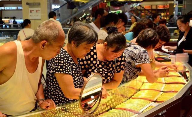 黄金价格下跌原因_后qe时代专家建议:中国大妈,黄金还能继续买!_黄金投资购买时机