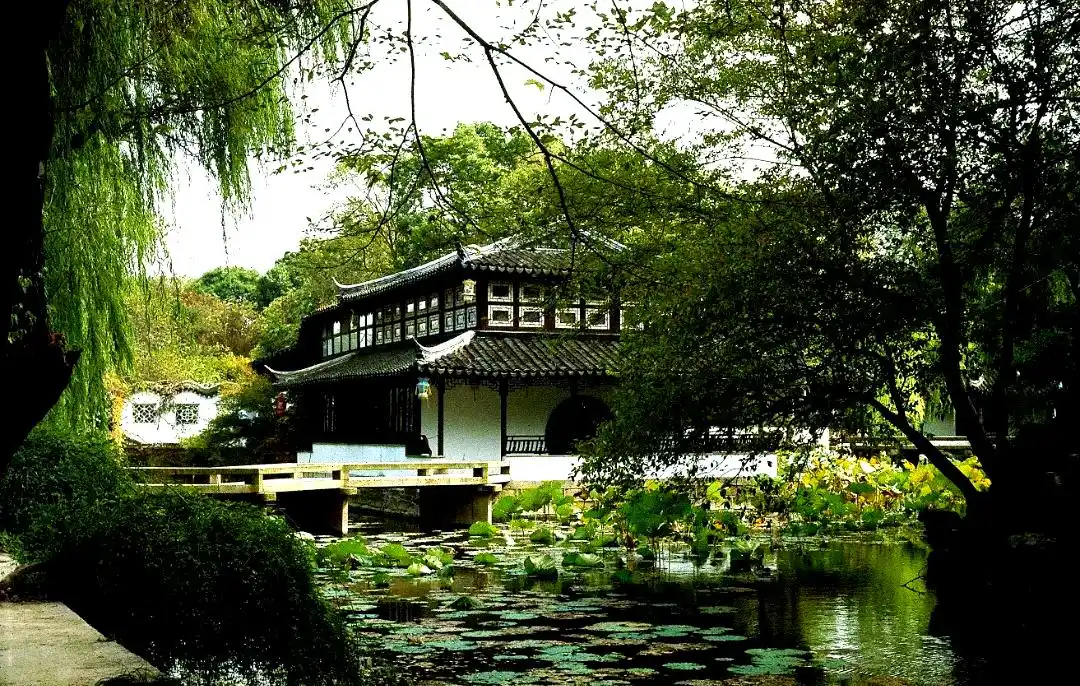 中国园林艺术天人合一理念_中国园林的设计思想是追求什么_师法自然核心理念因地制宜借景