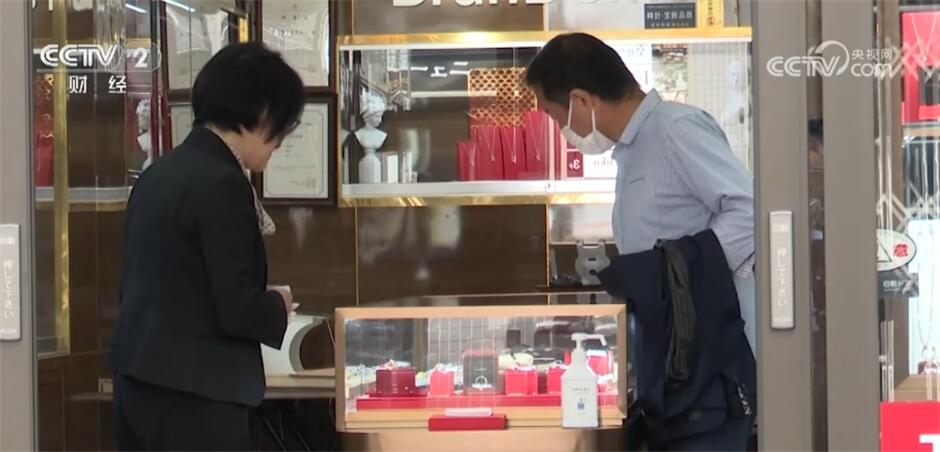国际金价四连涨刷新收盘历史新高_国内首饰金价格逼近700元每克_黄金价格走势金投网